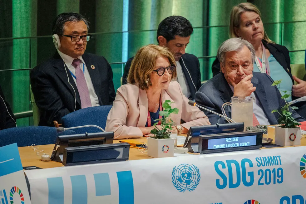 Norges FN-ambassadør Mona Juul ved siden av FNs generalsekretær António Guterres. – Hvorfor klarer vi ikke å forholde oss kritisk til FN? spør artikkelforfatteren.