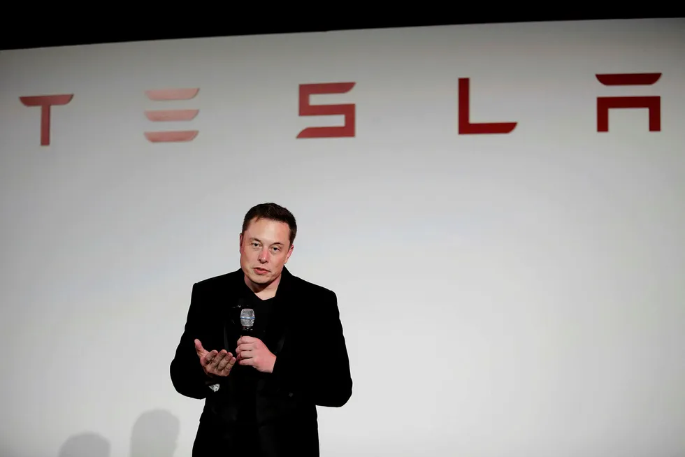 Elon Musk virker svært spent på det nye Tesla-produktet på Twitter. Her fra selskapets hovedkvarter i California i 2015. Foto: Marcio Jose Sanchez/AP/NTB Scanpix