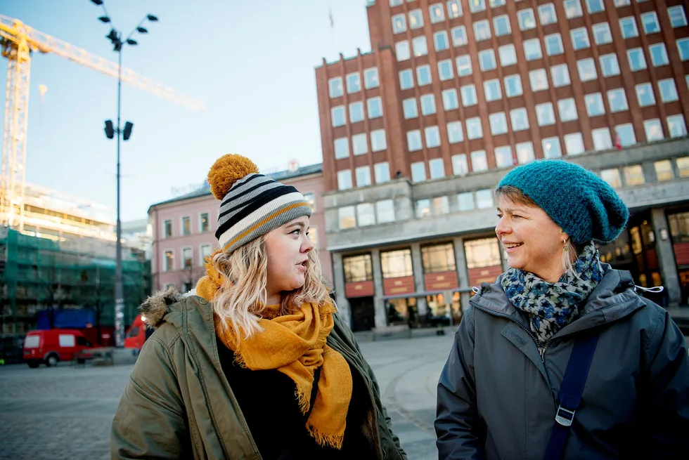 Sunniva Hofsøy (28) og moren Kristin Hofsøy (52) har forskjellige tv-vaner, men er samstemt om at reklame ofte kan virke irriterende. Foto: Mikaela Berg