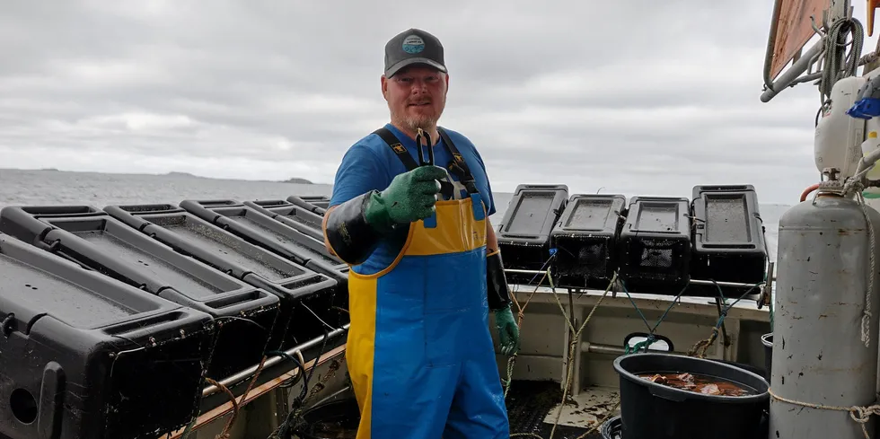 Morten Rott viser en råtnetråd som har røket. Det gjør at lokket på teinene går opp og fangsten fort kan forsvinne.