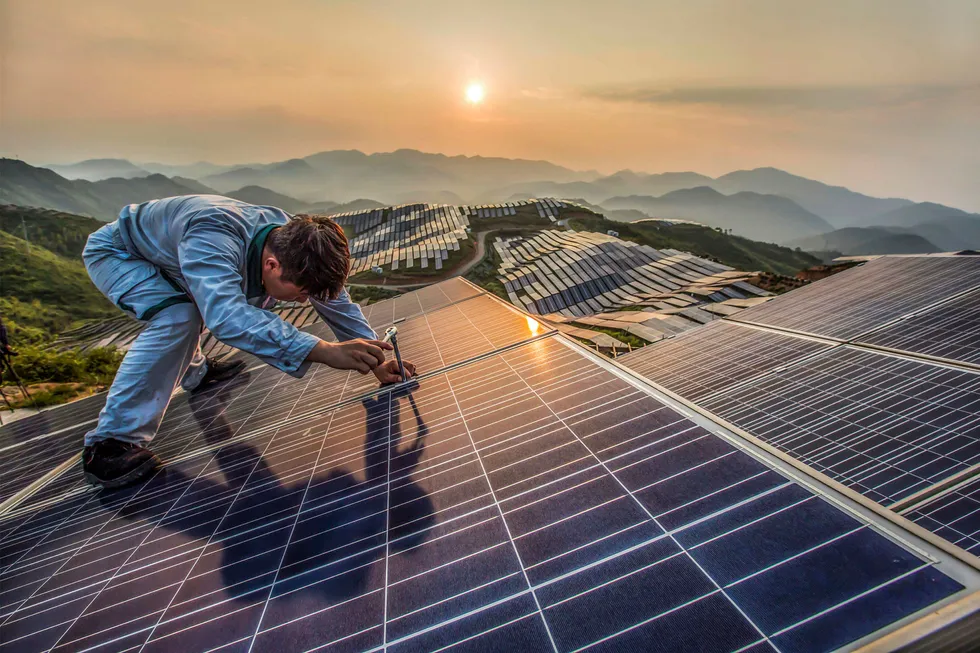Kina har forpliktet seg til å investere 2500 milliarder yuan (2800 milliarder kroner) i fornybare energiprosjekter frem til 2020. I 2015 ble det investert for 850 milliarder kroner. Her fra Xinyi solcellekraftverk i Songxi, Kina. Foto: Barcroft Media/Barcroft Media via Getty Images