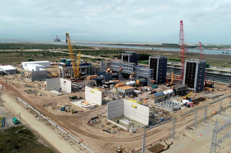 New projects: a gas-fired thermoelectric plant under construction at the Acu Port