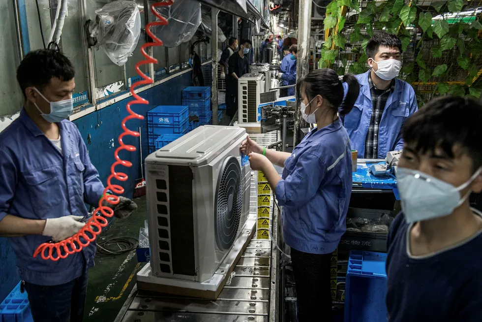 Fabrikkarbeidere er tilbake på jobb i hele Kina, også i storbyen Wuhan, som var episenteret for koronaviorusutbruddet. Her fra en Midea-fabrikken, som produserer air condition-enheter i Wuhan.