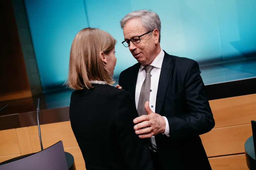 Finanskrisen endret fagmiljøene, skriver Gisle James Natvik. Dagens sentralbanksjef Ida Wolden Bache (til venstre) og Øystein Olsen, hennes forgjenger.