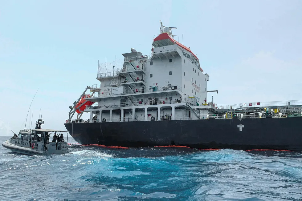 Det eskalerte for fullt da USA forrige uke beskyldte Iran for å stå bak eksplosjoner på to tankskip i Omanbukta. Her er japanskeide Kokuka Courageous, et av skipene som ble angrepet.