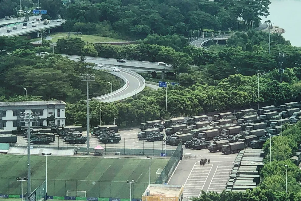 Parkeringsplasser utenfor idrettsanlegget i Schenzen, like ved grensen til Hongkong, var fylt opp med over 100 svartmalte militære kjøretøy, skriver nyhetsbyrået Reuters.