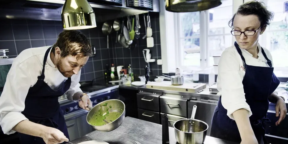 Bjørn Cameron Alexander og Olise Alexander lsger delikatessefisk. De unge velger nå mer og mer fisk som mat. Foto:Hampus Lundgren