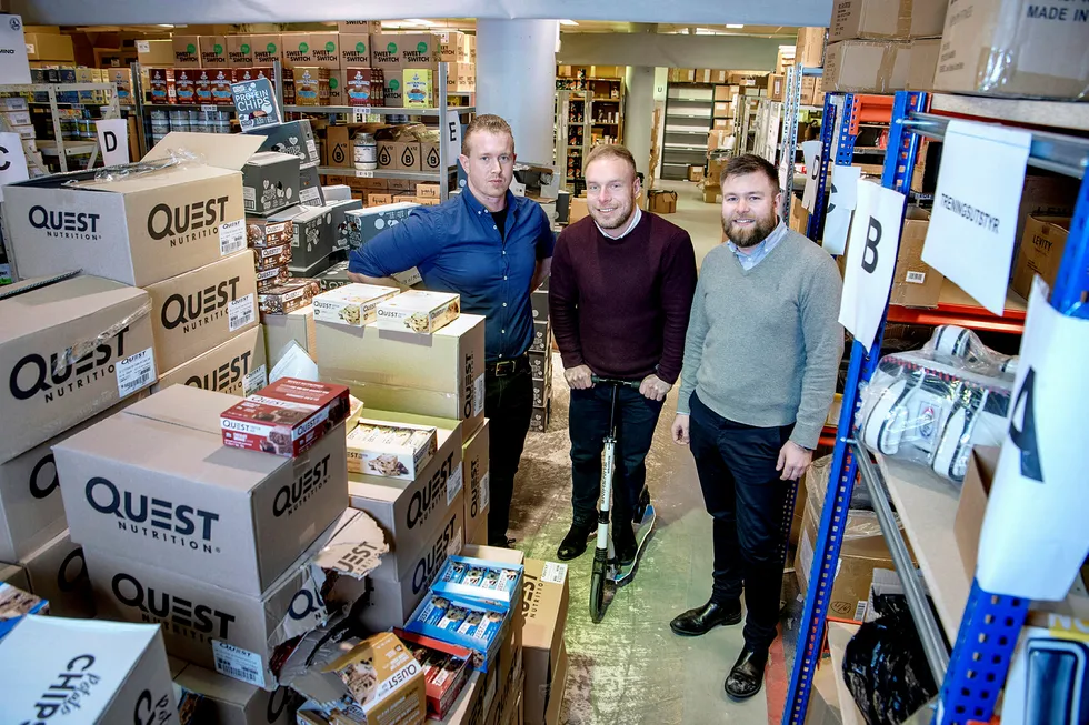 – Her har vi mellom 6000 og 7000 forskjellige typer produkter, sier daglig leder Per William Frøisland i Netthandelsgruppen. Han står sammen med medgründerne Espen Espelund (til venstre) og Frederik Aune Guttormsen i midten.