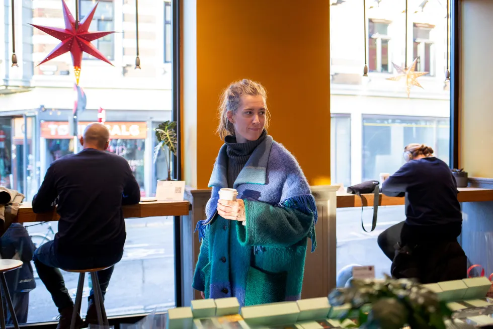 Seniorøkonom Marthe Norberg-Schultz Hagen i Samfunnsøkonomisk Analyse synes det er noe herk med hjemmekontor – og liker seg bedre på Kaffebrenneriet i Markveien.