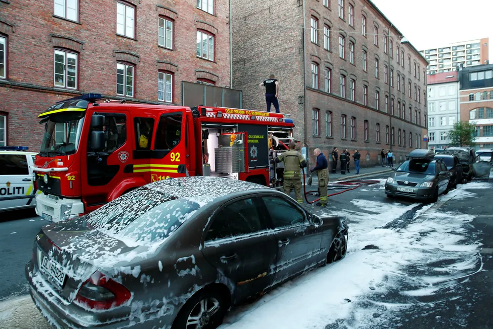 Flere biler ble brannskadet Herslebs gate i Oslo natt til onsdag. Foto: Terje Bendiksby / NTB scanpix