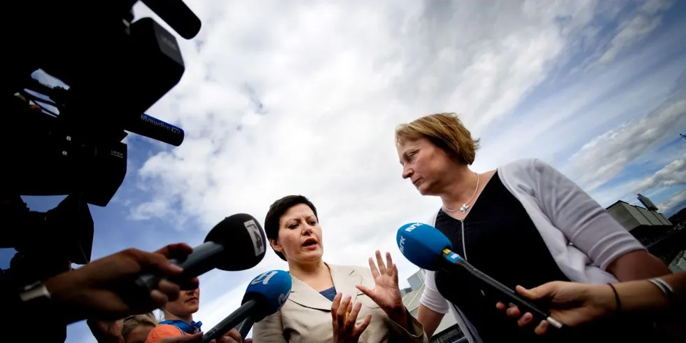 Daværende fiskeriminister Helga Pedersen (Ap) og Hasvik-ordføreren Eva Husby (Ap) (t.h). Arkivfoto: Ida von Hanno Bast