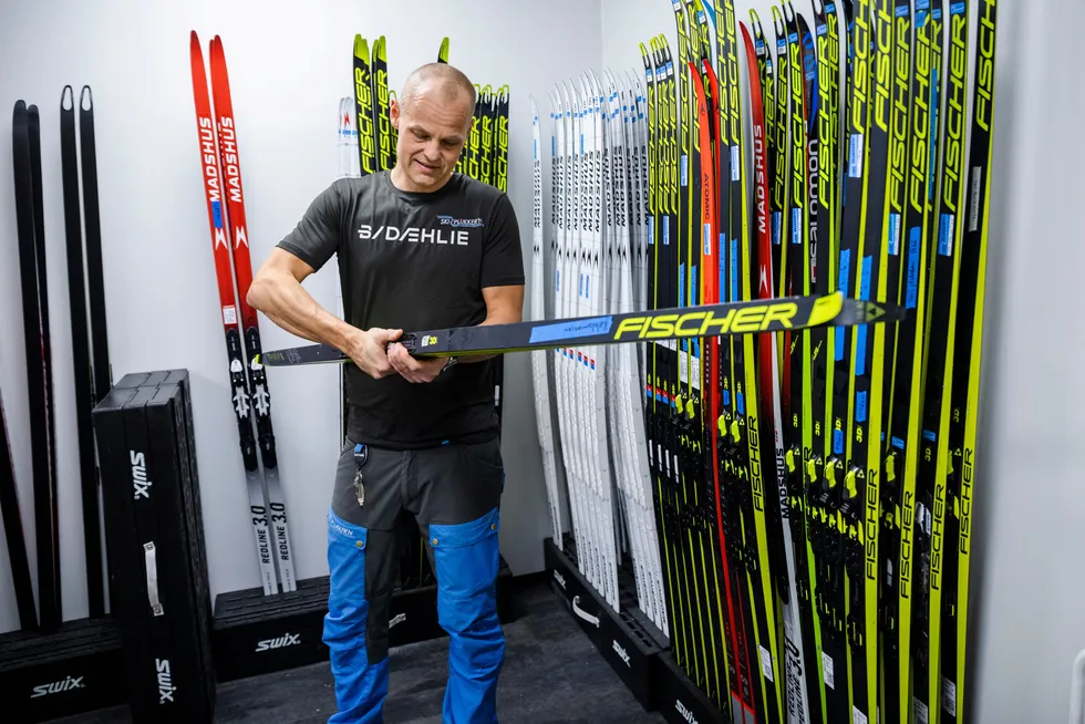 Når andre for lengst har satt skiene i boden på slutten av sesongen, starter Aslak Berglund plukkingen av ski allerede i juni hos fabrikker og importører. Her står spesialtilpassede ski fra mange ulike produsenter klare til henting.