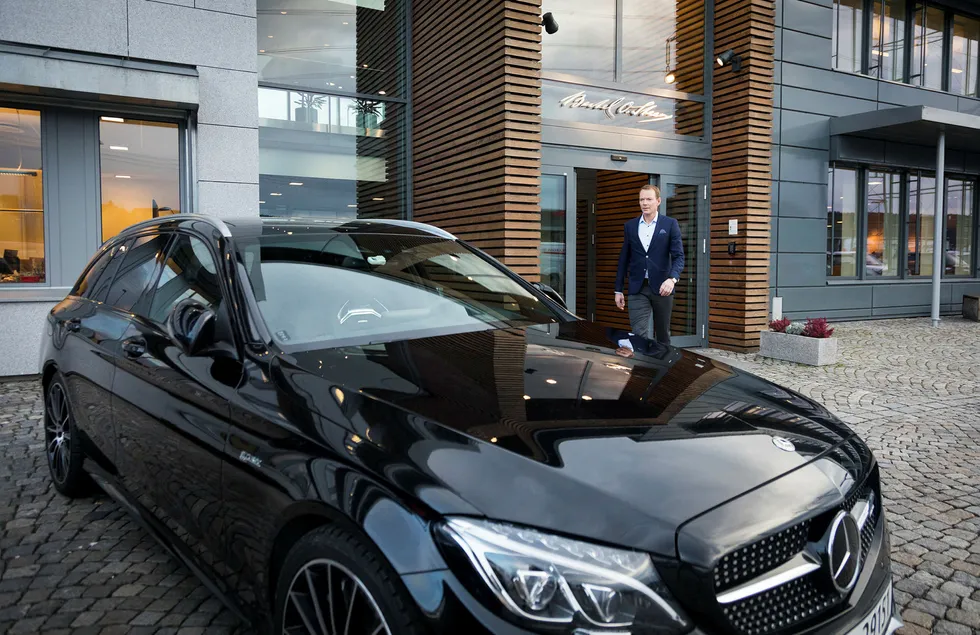 Kjetil Myhre, direktør for Mercedes-Benz personbil, har styrt bilmerket til ny rekord i 2017. –10.000 biler er en milepæl, sier Myhre. I forgrunnen står en AMG-modell. Foto: Gunnar Lier