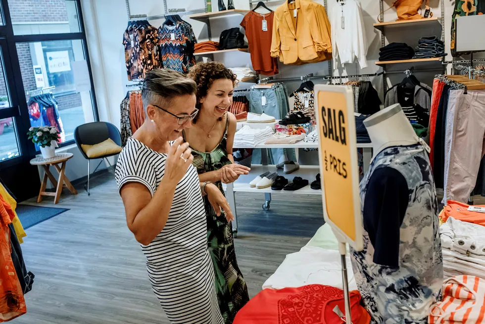 I Fosnavåg ytterst på Sunnmøre har lokale familier skapt flere klesbutikker, og hos A. Sævik jobber både Bente Volsund (til venstre) og Valentina Hjorthaug deltid. Fosnavåg ligger i Herøy kommune, der lønnsgapet mellom kvinner og menn er i norgestoppen, blant annet fordi en stor andel menn jobber offshore.