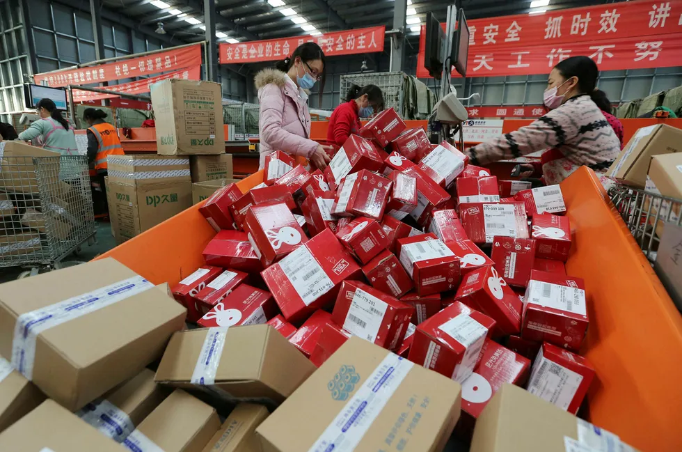 Det kinesiske internettselskapet Alibaba og den amerikanske konkurrenten Amazon.com gjør seg klar til å innta Sørøst-Asia – et marked med over 600 millioner forbrukere og en forventet netthandelsvekst på 32 prosent i året. Alibaba satte en ny handelsrekord under singeldagen den 11.11 med en omsetning på over 150 milliarder kroner på en dag. Foto: AFP PHOTO / STR / China OUT
