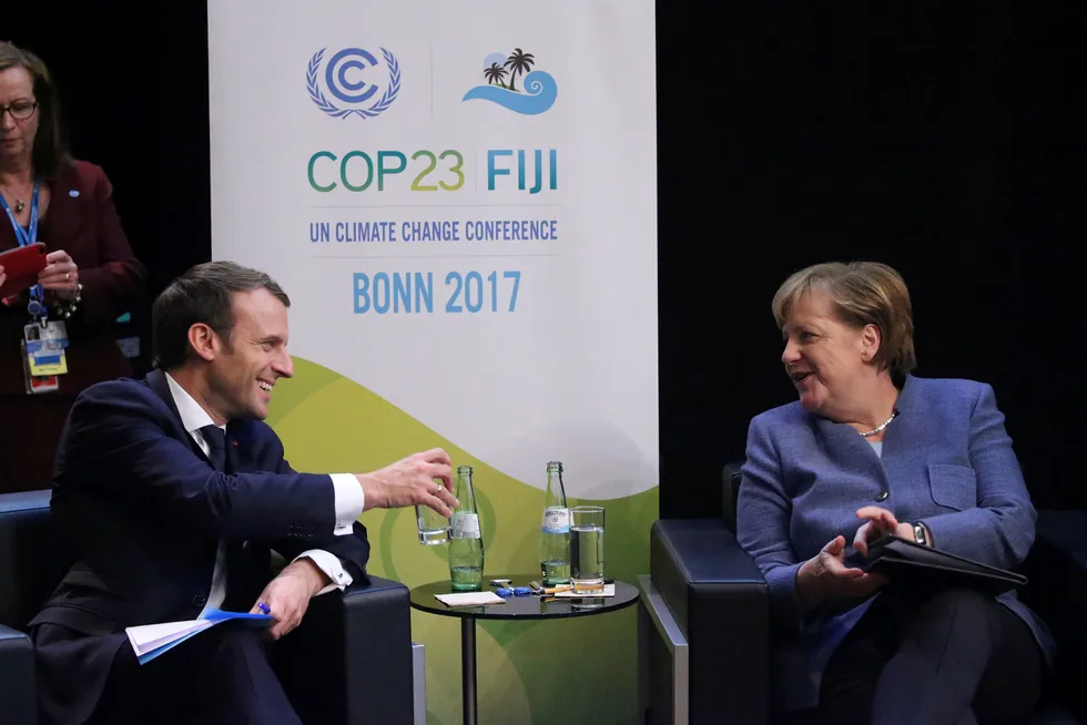 Frankrikes president Emmanuel Macron og Tysklands statsminister under klimatoppmøtet i Bonn i Tyskland. Foto: Oliver Berg / AP / NTB scanpix