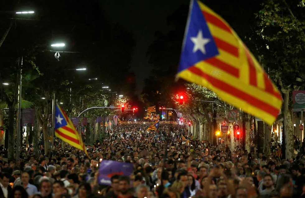 Folk i Barcelona marsjerer i protest mot fengslingen av flere katalanske politikere. Foto: Manu Fernandez / AP / NTB scanpix