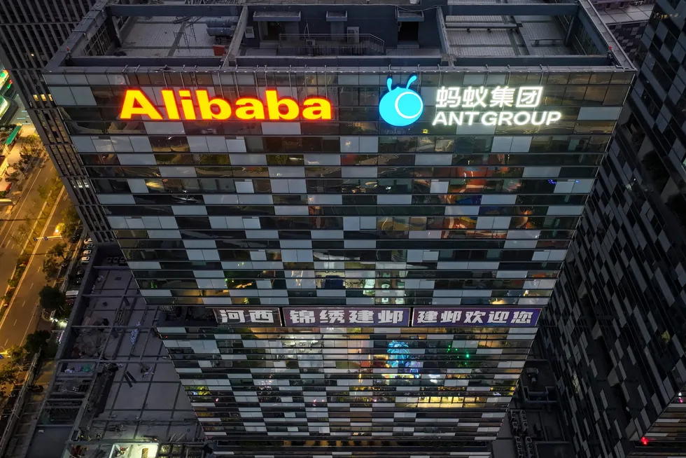 Alibaba fyller kassen, men amerikanske restriksjoner på avanserte databrikker legger begrensninger på ambisjonene. En planlagt børsnotering av nettskyvirksomheten skrotes. Her fra Nanjing i Jiangsu-provinsen.