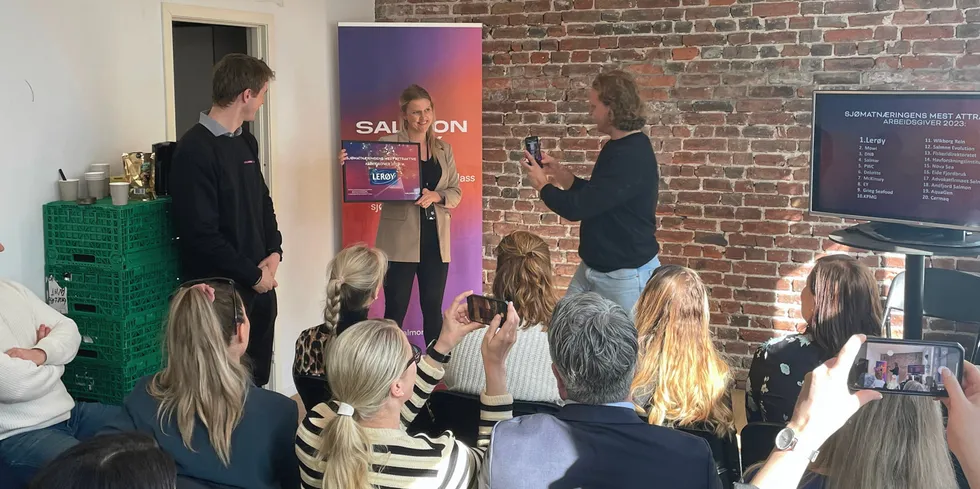 Lerøy ble kåret til mest attraktive arbeidsgiver blant studentene Salmon City har spurt i sin undersøkelse. Liv-Ane Engelsen, talent manager HR i Lerøy, stilte fra selskapet. Til høyre står Mathias Sagevik, leder i Salmon City, og til venstre Kaspar Coates, business intern i Salmon City.