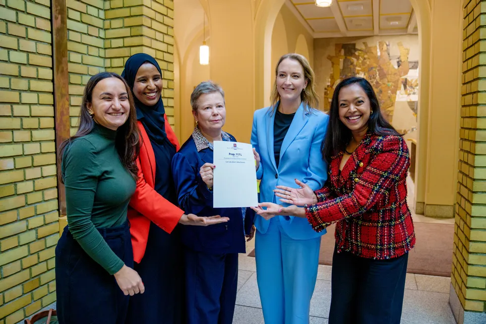 Seher Aydar (R, fra venstre), Marian Hussein (SV), Siv Mosleth (Sp), Sandra Bruflot (H) og Kamzy Gunaratnam (Ap) etter at helse- og omsorgskomiteen på Stortinget 26. november innstiller på å vedta regjeringens forslag til ny abortlov.