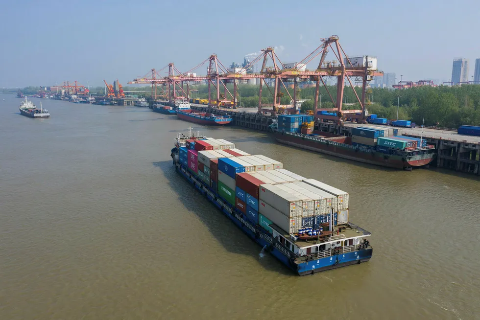 Det er over 20 prosent flere anløp av skip ved kinesiske havner nå enn det var på samme tid i fjor. Aktiviteten er på vei opp og kinesiske myndigheter er sannsynligvis klar med en tiltakspakke for å få fart på den økonomiske veksten i andre halvår for å unngå en resesjon for året. Her er et containerskip i ferd med å legge til havn i Wuhan, som var isolert i over ti uker.