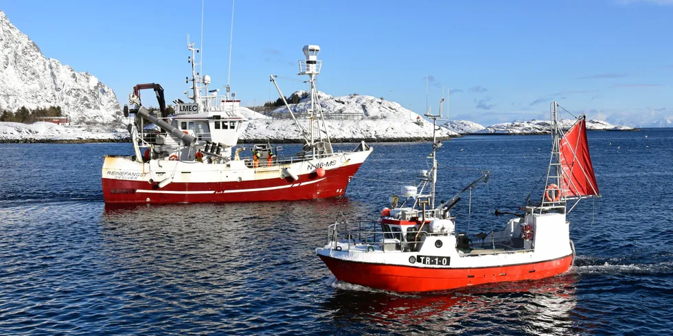 «Reinefangst» fotografert på Lofothavet. Foran; sjarken «Rambo».