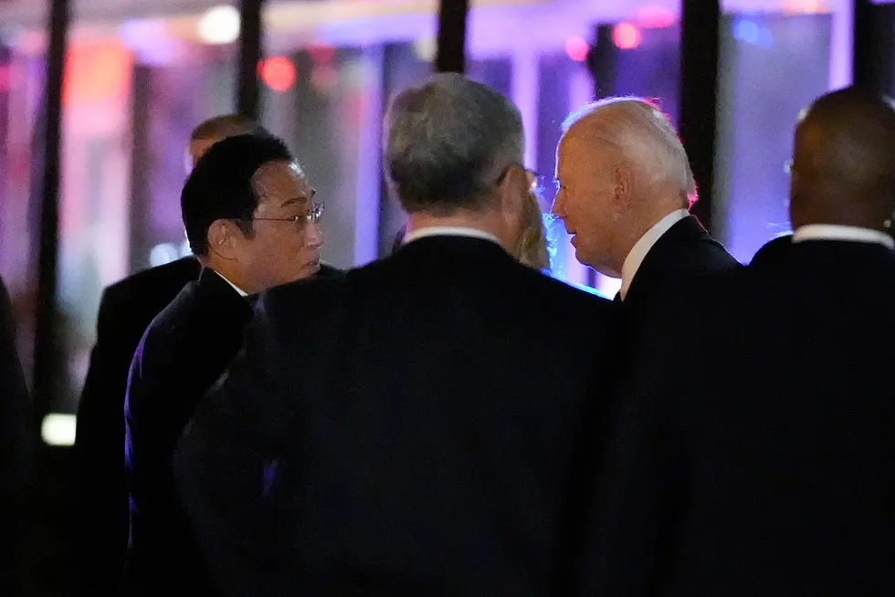President Joe Biden og Japans statsminister Fumio Kishida spise middag med sine ektefeller ved en restaurant i Washington tirsdag kveld – dagen før det offisielle besøket starter.