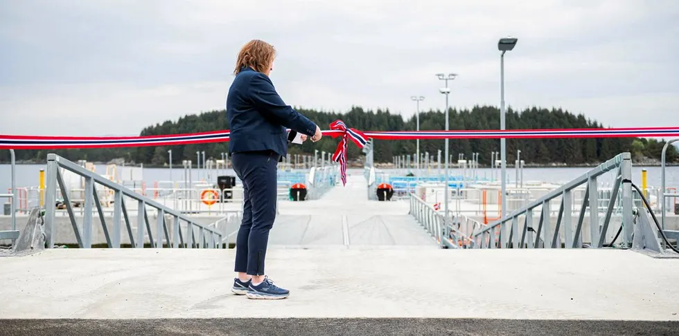 Statssekretær i Nærings- og fiskeridepartementet Kristina Hansen klipper snoren og åpner offisielt sjøanlegget i Austevoll onsdag.