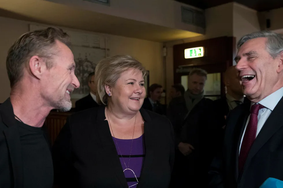 Forfatter Jo Nesbø og statsminister Erna Solberg ønsket Brown velkommen på Schrøder i Oslo.