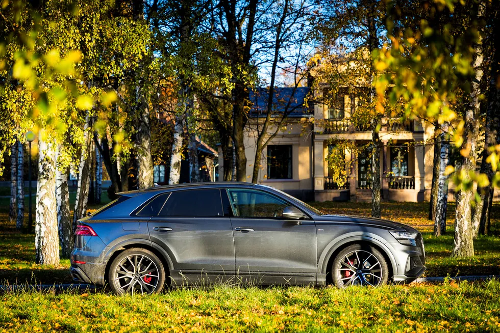 Det er ikke noen tvil om at Q8 er en Audi. Den coupe-aktige formen stjeler lite plass innvendig.