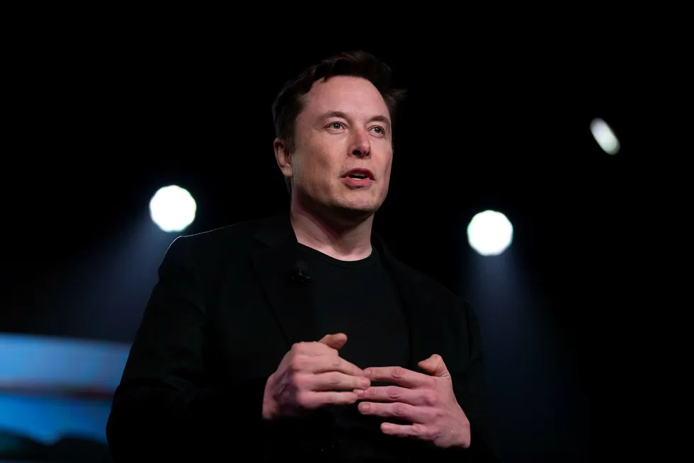 Tesla-grunnlegger Elon Musk er saksøkt for å ha kalt dykker for pedofil.