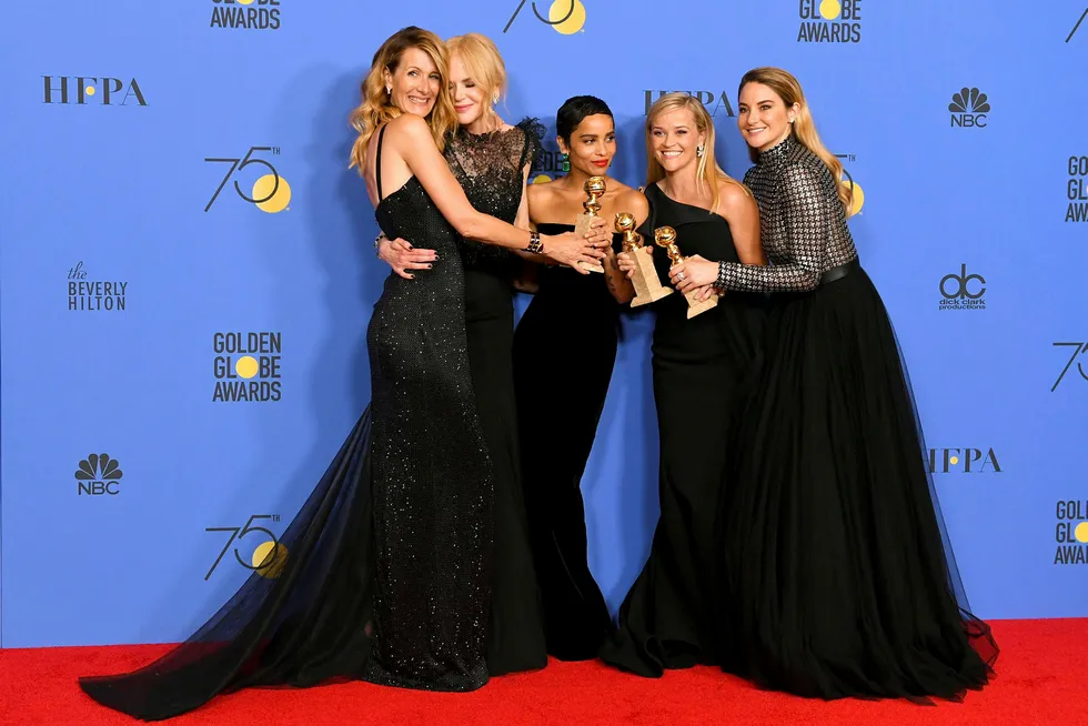 Skuespillerne (fra venstre til høyre) Laura Dern, Nicole Kidman, Zoe Kravitz, Reese Witherspoon og Shailene Woodley etter seieren for beste tv-film eller miniserie med «Big Little Lies». Foto: Kevin Winter/Getty Images/AFP/NTB scanpix