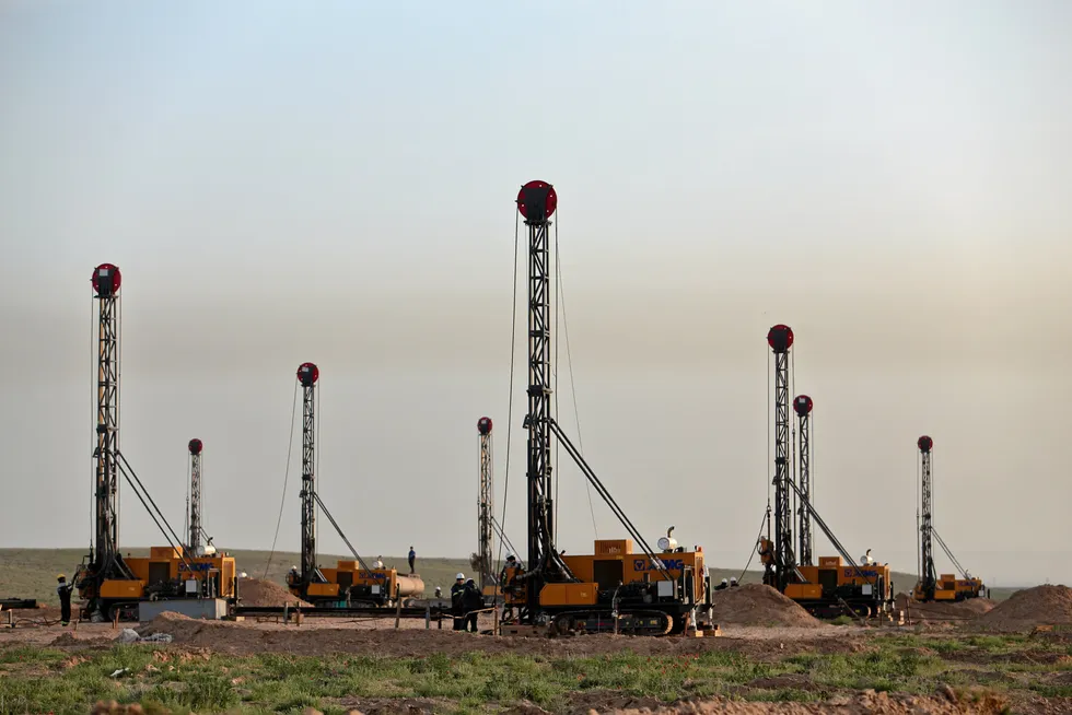 Exploration efforts: Light drilling rigs spud shallow wells at Uzbekistan unconventional oilfield Yangi