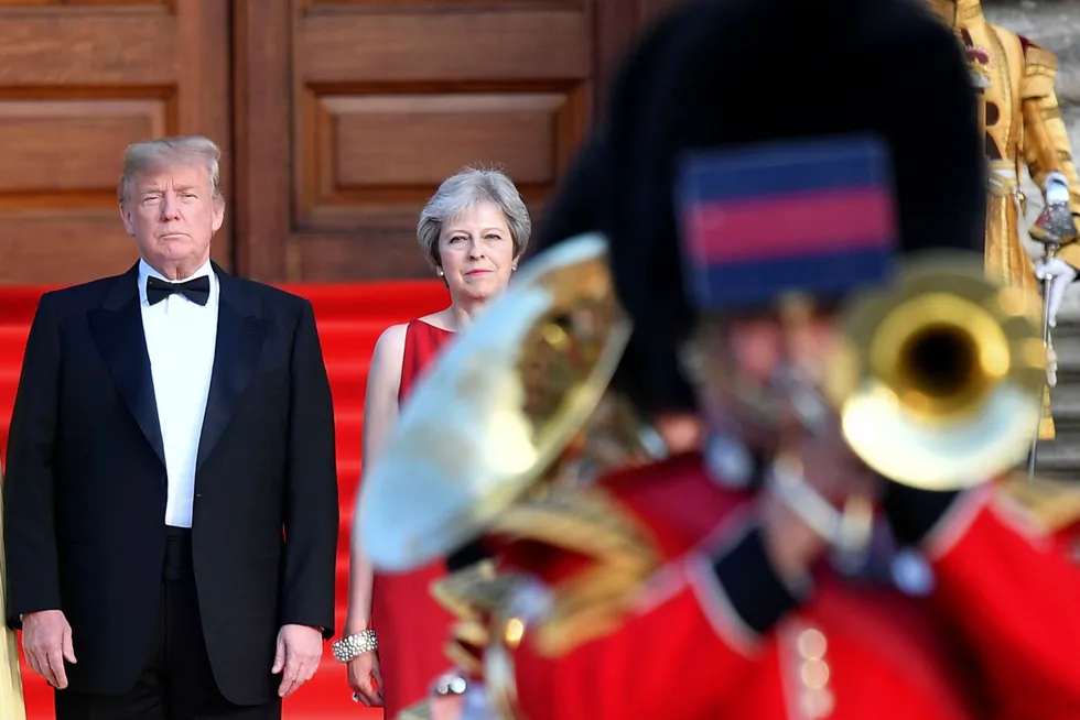 USAs president Donald Trump og Storbritannias statsminister Theresa May har hendene fulle på hver sin kant. Sammen utgjør de store farer for fremtidig økonomisk vekst, ifølge nye analyser fra Pimco. Foto: Ben Stansall/AFP/NTB Scanpix