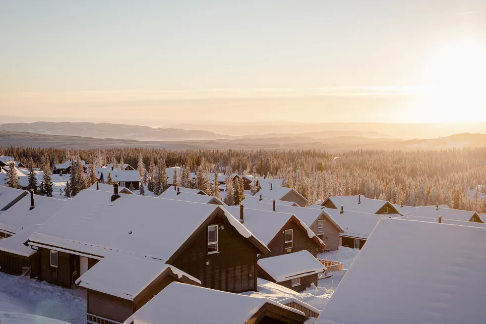Regjeringen vil utvide strømstøtteordningen til også å gjelde dem som bor på hytta. Her hyttefelt i Sjusjøen.