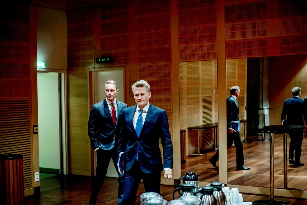 Trond Grande (bak til venstre), nestleder i Oljefondet, og Egil Matsen, visesentralbanksjef, la frem kvartalstall for Oljefondet i Norges Banks lokaler.