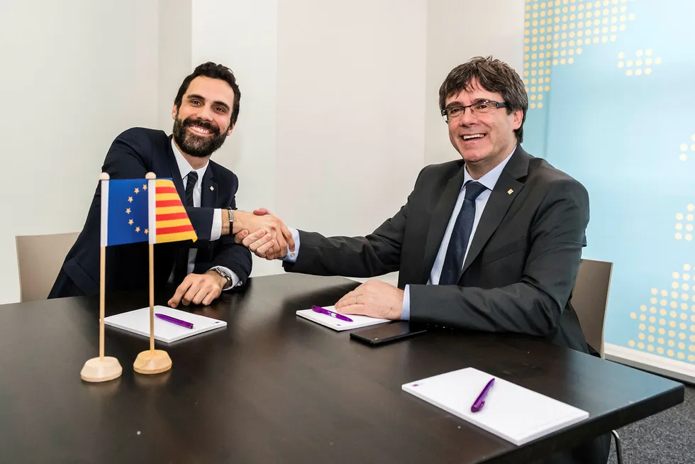 Separatistleder Carles Puigdemont (t.h.) og presidenten i den katalanske regionforsamlingen Roger Torrent (t.v.) fotografert i Brussel onsdag i forrige uke. Foto: Geert Vanden Wijngaert / AP / NTB scanpix