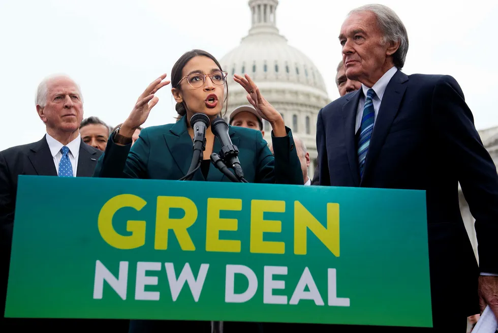 Den nye kongressrepresentanten Alexandria Ocasio-Cortez lanserte nylig sin nye grønne klimaplan – med mye attåt – sammen med senator Ed Markey (til høyre).