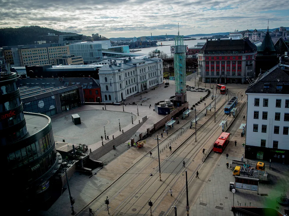 Jernbanetorget i Oslo var folketomt i mars i år. Nå rammes aktiviteten i tjenestenæringene og handel av nye smitteverntiltak.