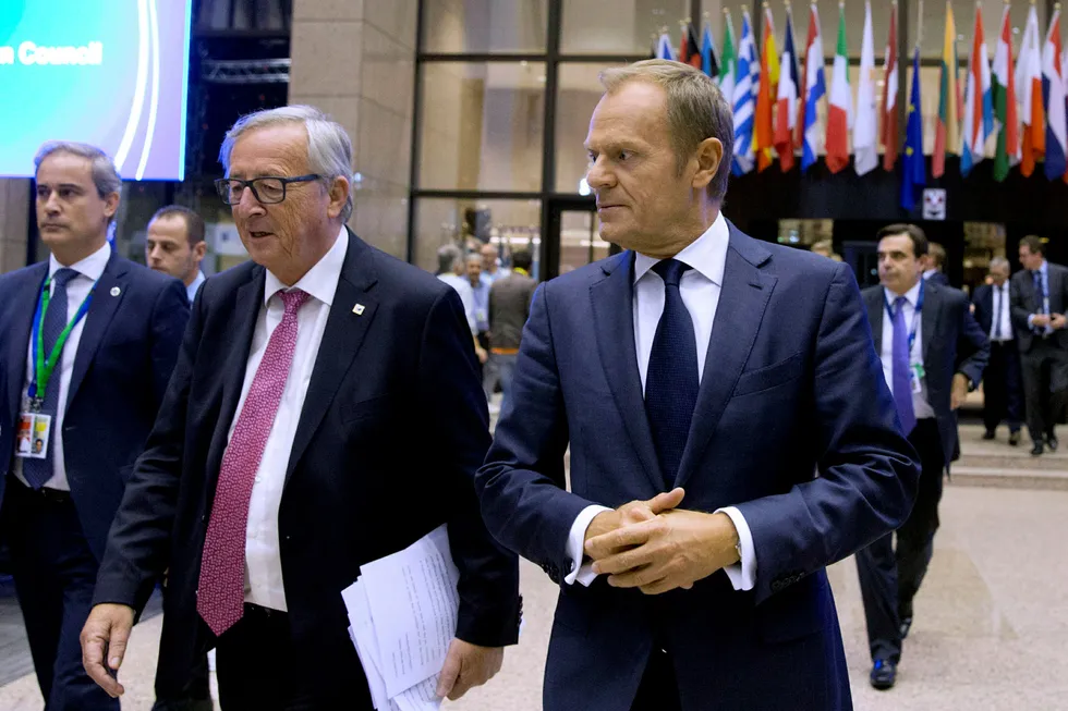EUs president Donald Tusk (til høyre) på EU-toppmøtet, her sammen med EU-kommisjonens president Jean-Claude Juncker. Foto: Virginia Mayo/NTB Scanpix