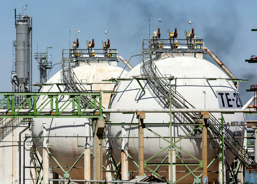 Mexico er blant de ledende oljeprodusentene utenfor Opec. Her statsoljeselskapet Pemex' raffineri Reynosa i den meksikanske delstaten Tamaulipas nordøst i landet, på grensen mot Texas.