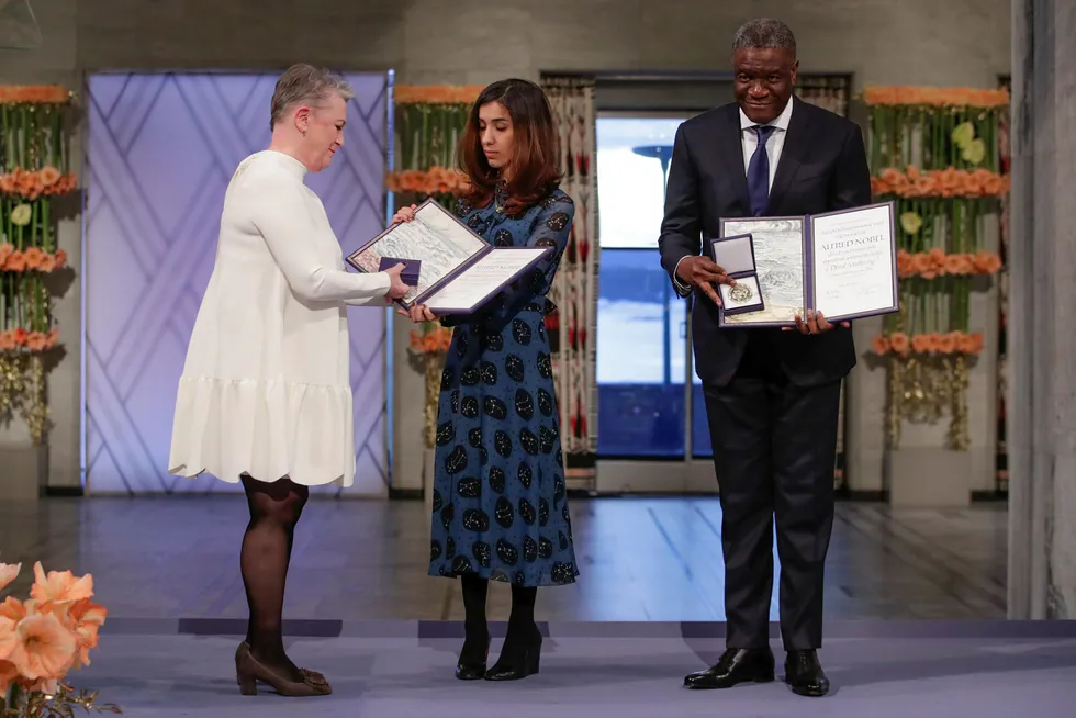 Nadia Murad og Denis Mukwege mottar Nobels fredspris i Oslo rådhus mandag. Prisen blir overrakt av Berit Reiss-Andersen, leder av Nobelkomiteen.