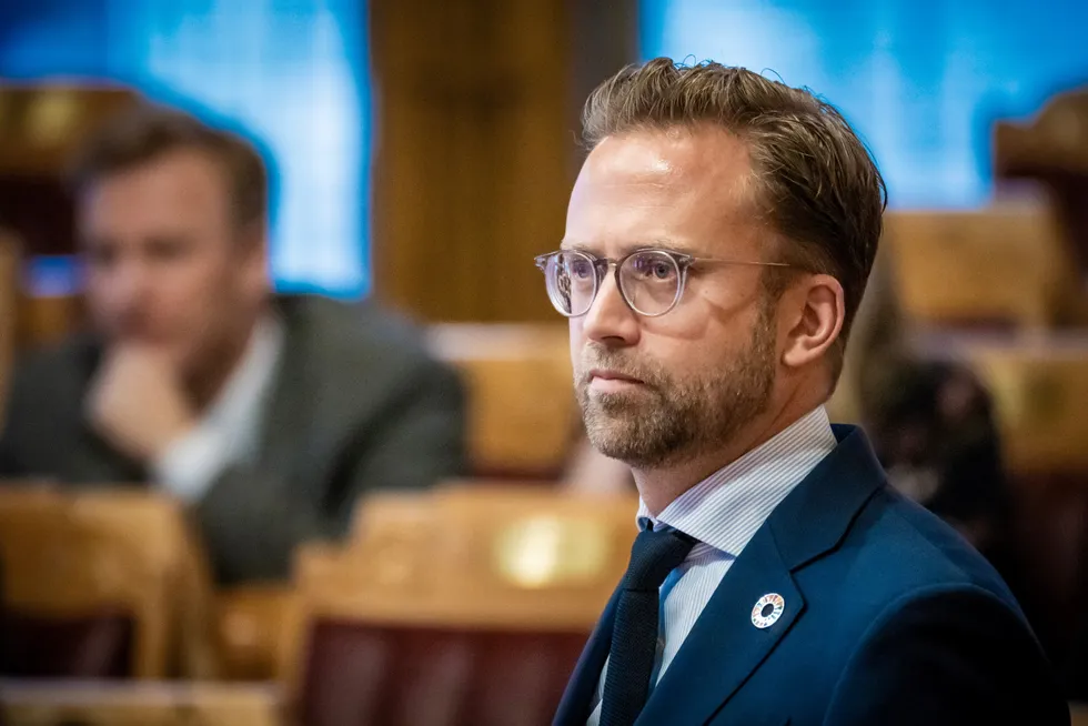 Nikolai Astrup (H) er nå lei av å vente på at Trygve Slagsvold Vedum og regjeringen skal bestemme seg for om Norge skal innføre en karbontoll på lik linje med EU eller ikke.