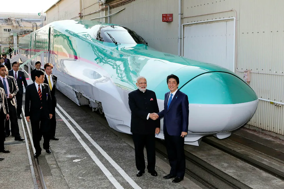Japans statsminister Shinzo Abe (til høyre) vil eksportere japansk togteknologi til Sørøst-Asia og India. I november tok han Indias statsminister Narendra Modi på det japanske lyntoget Shinkansen. Foto: Afp/NTB Scanpix