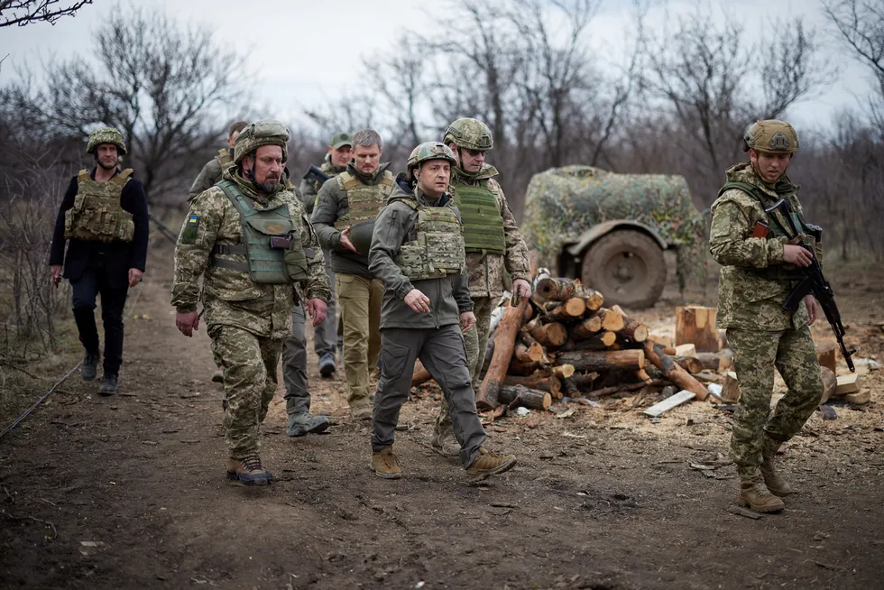 Ukrainas president Volodymyr Zelenskyj på besøk ved frontlinjen mot Russland i april. Den pågående styrkeoppbyggingen på russisk side er den andre på et halvt år.