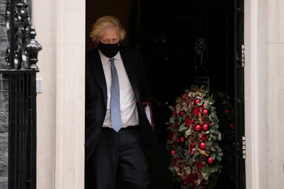 Dårlig dag. Boris Johnson på vei til spørretime fra Downing Street for å bortforklare fjorårets juleselskap.