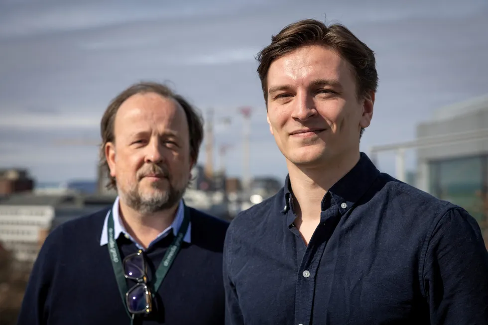Frithjof Jacobsen (til venstre), politisk redaktør i Dagens Næringsliv intervjuer leder i Unge Høyre Ola Svenneby.