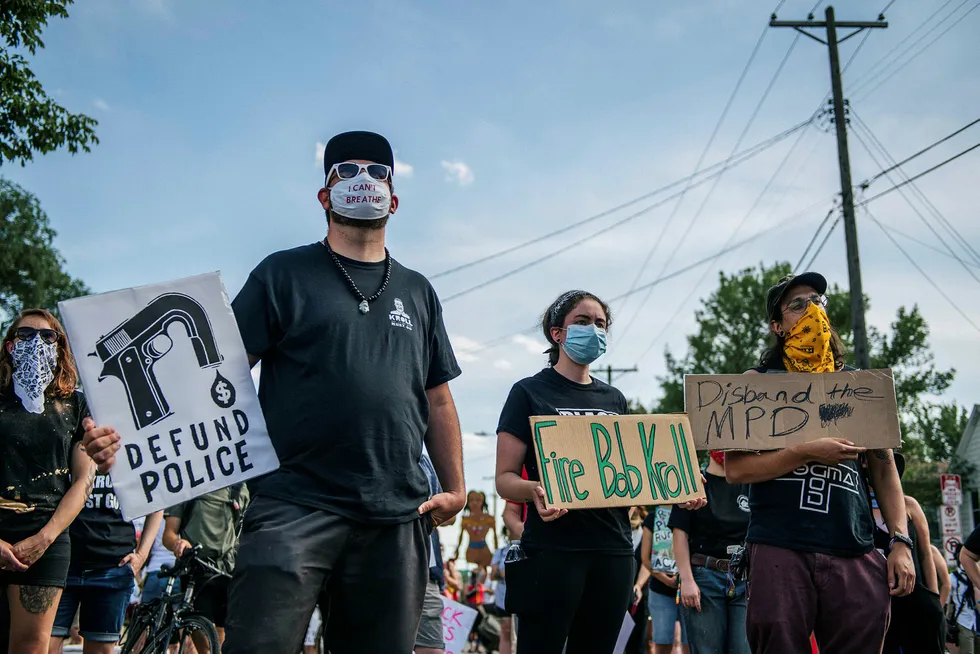 Protestene etter drapet på George Floyd fortsetter i USA. Her fra Minneapolis der demonstrantene krever ledende politifolk fjernet.