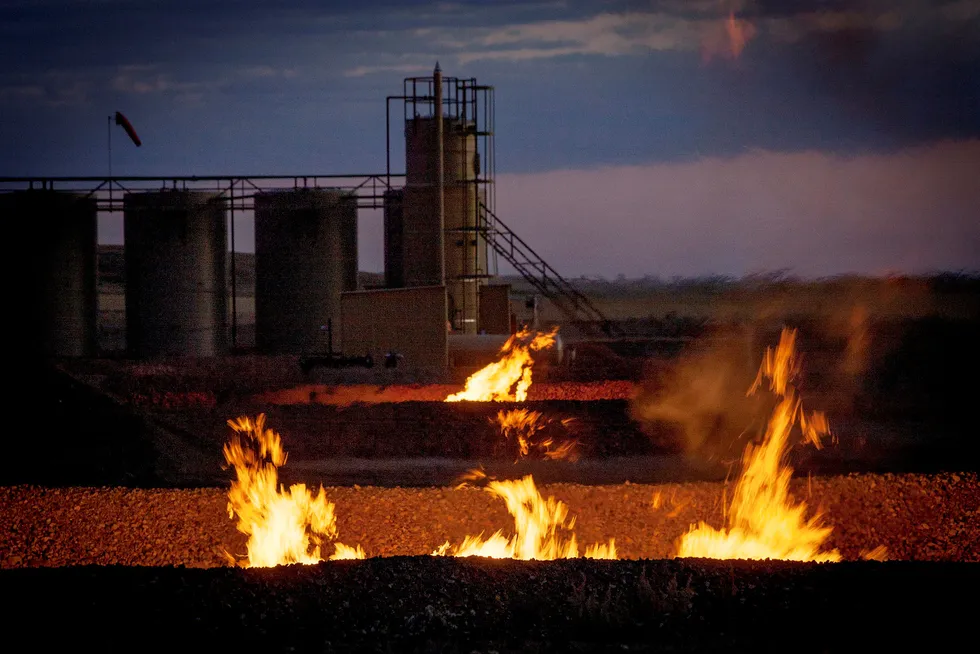 Gassflammene lyser opp som tusener av sankthansbål rundt oljeboom-byen Williston i Nord-Dakota.