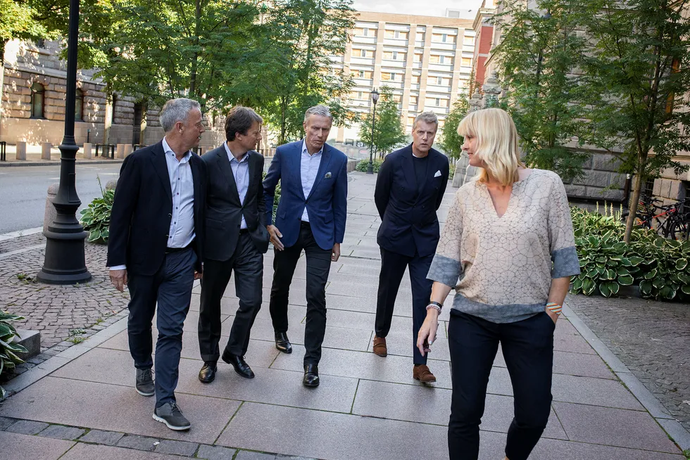 Fra venstre: Are Stokstad i Amedia, Per Axel Koch i Polaris Media, Rolv Erik Ryssdal i Schibsted, Dag Sørsdahl i Aller og Randi Øgrey i Mediebedriftenes Landsforening.